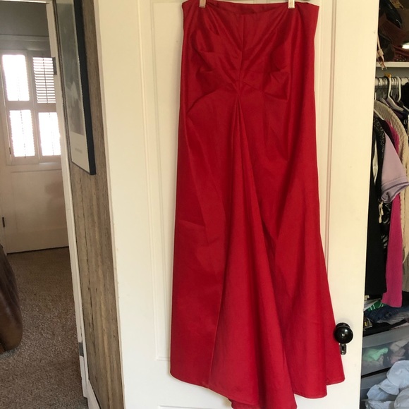 Veronique for W full-length red skirt - Picture 6 of 7